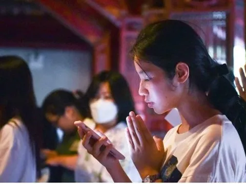 Sĩ tử đến Văn Miếu cầu may trước kỳ thi vào 10
