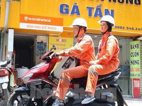Nhân viên điện lực dùng loa kéo đi từng phố kêu gọi người dân tiết kiệm điện