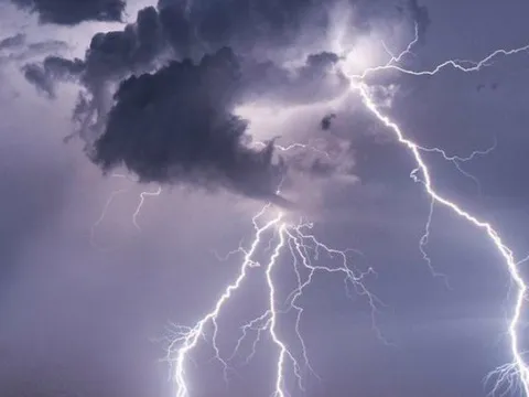 Sét đánh trúng 2 vợ chồng, người vợ chết tại chỗ