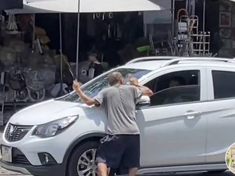 Xôn xao clip người đàn ông chặn đầu ô tô xin tiền, lãnh đạo UBND phường nói gì?