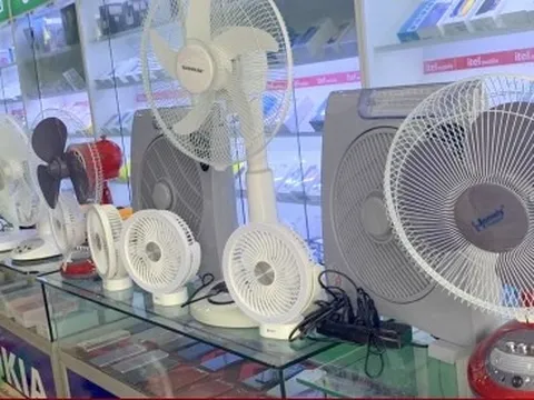 Sợ cắt điện luân phiên, khách lùng mua quạt tích điện, đặt trước cả tuần mới có