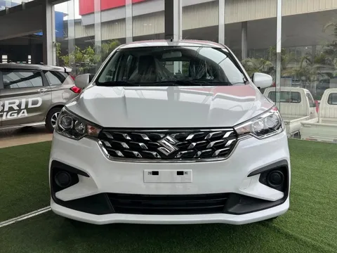 Suzuki Ertiga hybrid giảm giá đến 60 triệu: Bản cao cấp gần 550 triệu, ngang Xpander tiêu chuẩn
