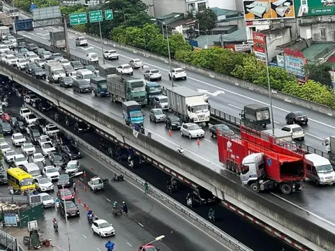 Xe đầu kéo bất ngờ tông vỡ lan can đường Vành đai 3 trên cao