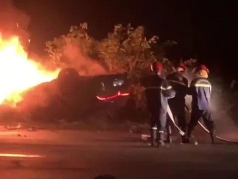 CLIP: Xế hộp chở 3 người tông vào cây xanh, trụ đèn rồi bốc cháy dữ dội