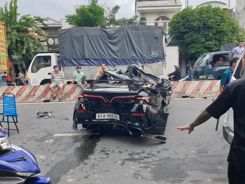 Ô tô "điên" tông hàng loạt xe máy, hất tung nhiều người