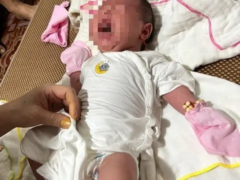 Bé gái 20 ngày tuổi bị bỏ rơi trước cổng nhà người khác