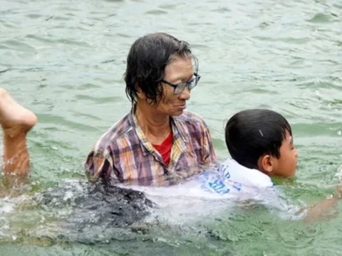 Chuyện về người phụ nữ dành hơn 20 năm để dạy bơi miễn phí cho trẻ em