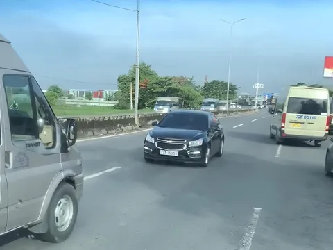 CLIP: Người phụ nữ chạy ôtô ngược chiều trên Quốc lộ 51 ở Bà Rịa- Vũng Tàu