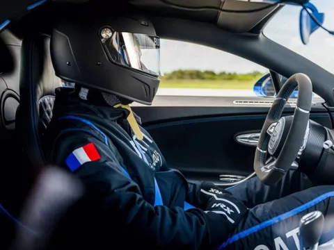 18 chủ xe Bugatti cầm lái Chiron ở tốc độ 400 km/h
