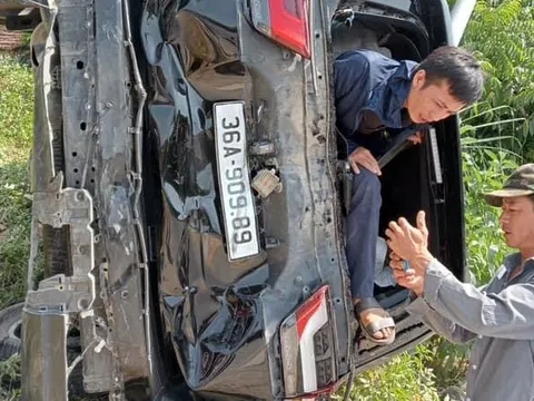 Đằng sau những bức ảnh TNGT: Toyota Land Cruiser tan nát sau va chạm với xe tải