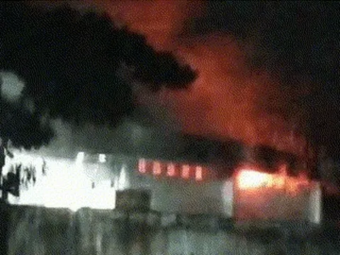 TP HCM: Lửa cháy đỏ rực trong đêm ở quận 8