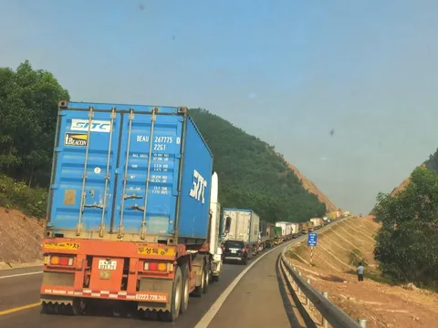 Vì sao xe có tải trọng trên 10 tấn bị cấm vào đường Cam Lộ - La Sơn từ 7-6?