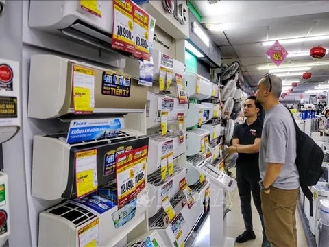 Điều hòa, quạt hơi nước, quạt điện hút khách mùa nắng nóng