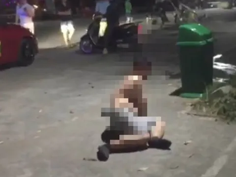 Kỷ luật cán bộ mặt trận say xỉn, cởi đồ