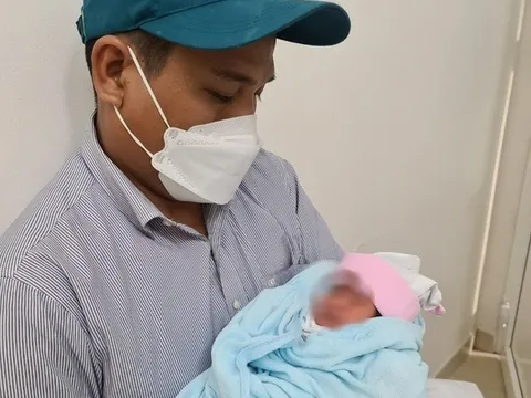 Thai nhi chui ra từ vết rách tử cung của thai phụ đã 2 lần sinh mổ