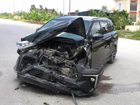 Đằng sau những bức ảnh TNGT: Toyota Veloz đâm lật xe tải