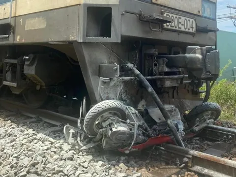 Băng qua đường ngang, người phụ nữ bị tàu hỏa tông chết