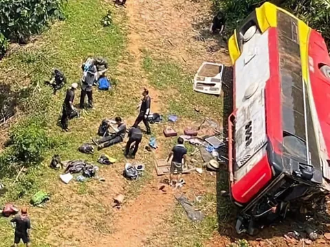 Xe du lịch chở 28 khách lao xuống chân đồi, nhiều người bị thương