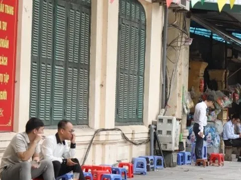 Hà Nội nắng nóng gay gắt, hàng quán vỉa hè 'đói' khách