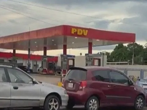 Quay xổ số để được ưu tiên mua xăng ở Venezuela