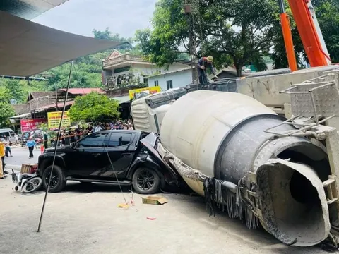 Xe bồn lật đè xe bán tải và xe máy, 2 người chết, 3 người bị thương