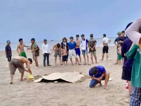 3 trẻ nhỏ chết đuối khi cùng ông ngoại đi tắm biển