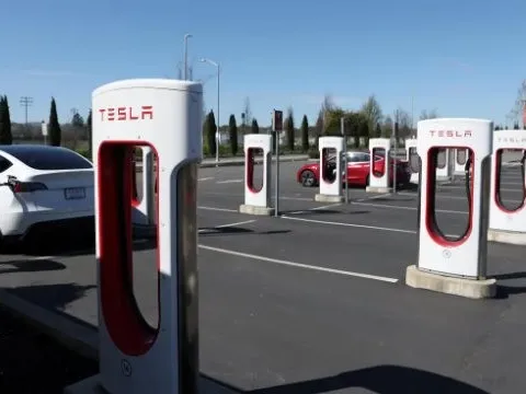 Thêm một đối thủ chính thức được sử dụng hệ thống sạc nhanh của Tesla, ngành công nghiệp xe điện chuẩn bị đón bước ngoặt lớn