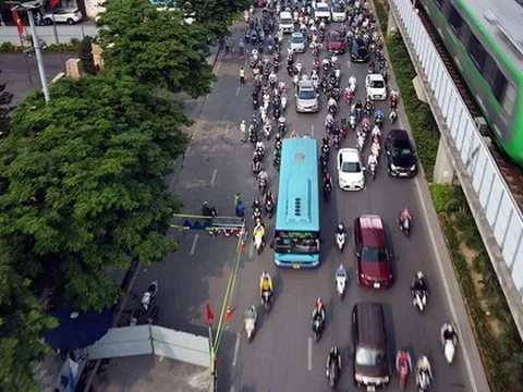 Cận cảnh đường Nguyễn Trãi sáng đầu tuần sau khi đặt 'lô cốt' rộng hàng trăm m2