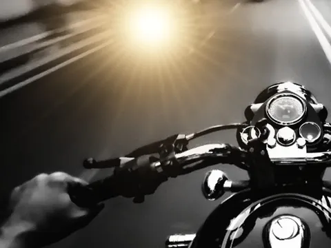 Bật đèn xe máy chiếu xa thế nào cho đúng luật, tránh bị phạt?