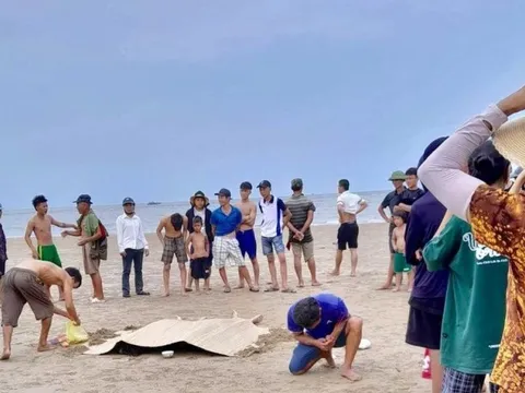 Ba cháu nhỏ đuối nước khi được gia đình đưa đi tắm biển