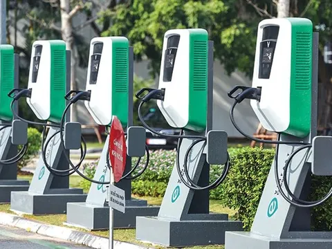 Giữa lúc điện thiếu hụt, VinFast thông báo tăng phí sạc xe điện