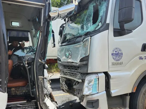 Xe khách chở 24 người đấu đầu xe tải trên Quốc lộ 1