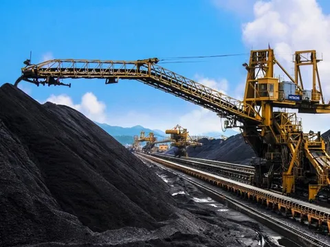 Việt Nam thiếu 1 triệu tấn than cho nhiệt điện, Trung Quốc lại đang thừa đầy kho, giá gần chạm đáy hai năm qua
