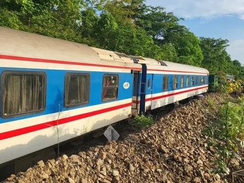 Bình Thuận: Tàu hoả bị trật bánh tuyến đường sắt Bắc - Nam tạm dừng