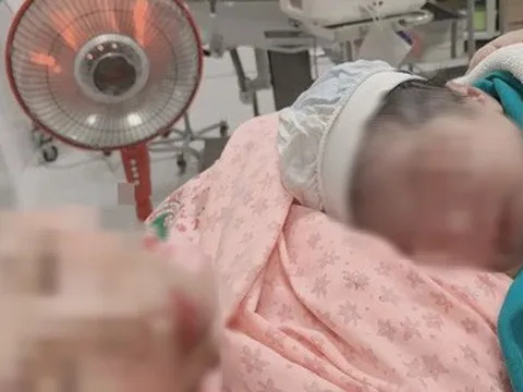 Cấp cứu sản phụ đẻ rơi trên ô tô