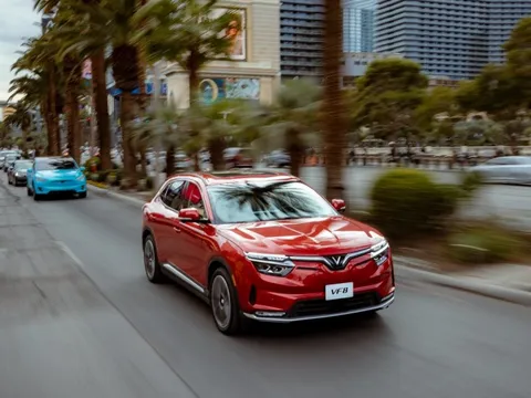 Ông Phạm Nhật Vượng kêu gọi ‘xe tốt – giá tốt – dịch vụ hậu mãi cực tốt’, VinFast tiếp tục công bố hậu mãi đặc biệt: Trả khách 'tiền tươi’ nếu xe gặp lỗi do nhà sản xuất