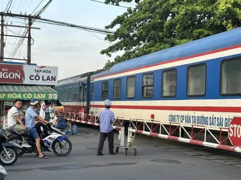 Đồng Nai: Xe gắn máy tông vào barie đường sắt