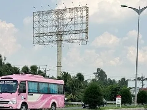 Vĩnh Long: Ẩn họa từ những pano quảng cáo ngoài trời