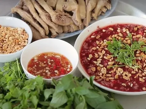 Ăn tiết canh giải nhiệt, người phụ nữ U60 bị sán lợn tấn công