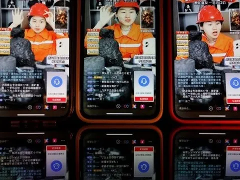 Livestream quần áo hay giày dép xưa rồi, quốc gia này đang livestream bán cả than do quá dư thừa, chỉ “chốt đơn” sỉ trên 30 tấn, ship hỏa tốc bằng tàu hỏa