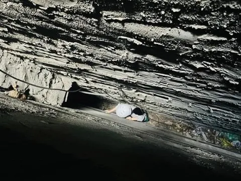 TPHCM: Một phụ nữ rơi từ trên cao, kẹt giữa khe tường 35cm