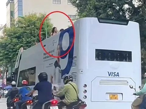 Nhiều xe khách 2 tầng trùm kín biển quảng cáo vẫn vô tư 'diễu' phố Hà Nội