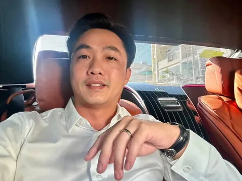 Vừa đập hộp siêu xe Porsche, Cường Đô la lại checkin với chiếc Maybach 'lạ hoắc' chưa từng xuất hiện trước đây.