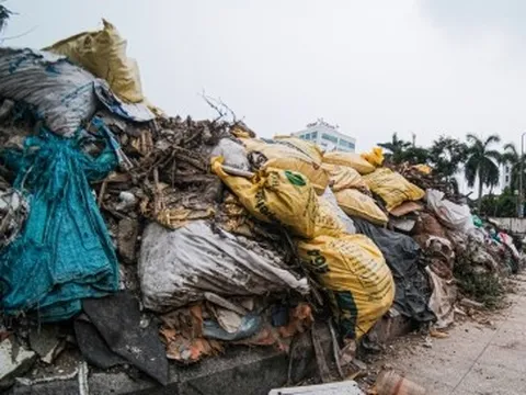 Hà Nội: Vỉa hè công viên Mai Dịch ngập rác thải, bị chiếm dụng làm bãi đỗ xe