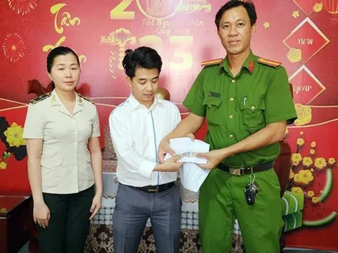 Bàn giao chiếc đồng hồ 278 triệu đồng cho người bị mất tại sân bay Phú Quốc