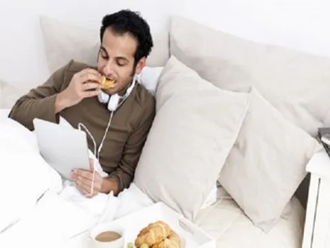 Bác sĩ gia đình kêu gọi đừng ăn trên giường vì một điều khủng khiếp có thể xảy ra
