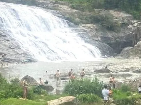 Rơi xuống thác nước khi chụp ảnh, nữ du khách tử vong