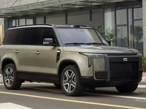 Mẫu SUV cỡ lớn tới từ Trung Quốc có thiết kế hệt như Land Rover Defender nhưng giá chỉ từ 990 triệu đồng