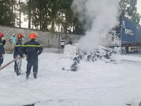 Bình Dương: Container bốc cháy, người đi đường tháo chạy