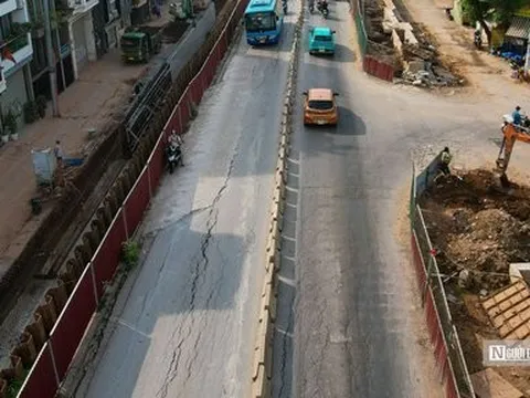 Hà Nội: Mặt đê Âu Cơ nứt toác khi thi công dự án mở rộng đường